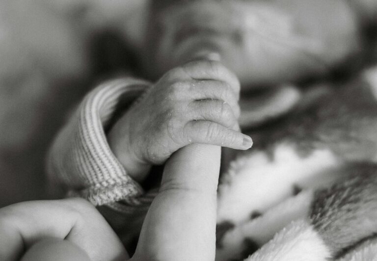 Un papa qui tient son bébé